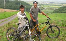 マウンテンバイククラブの松澤 憲司さんとオールベリーさん